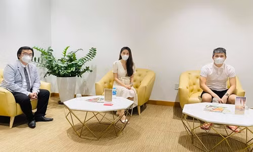 Hinh anh Thuy Tien - Cong Vinh nhan sao ke tu thien tai ngan hang-Hinh-2