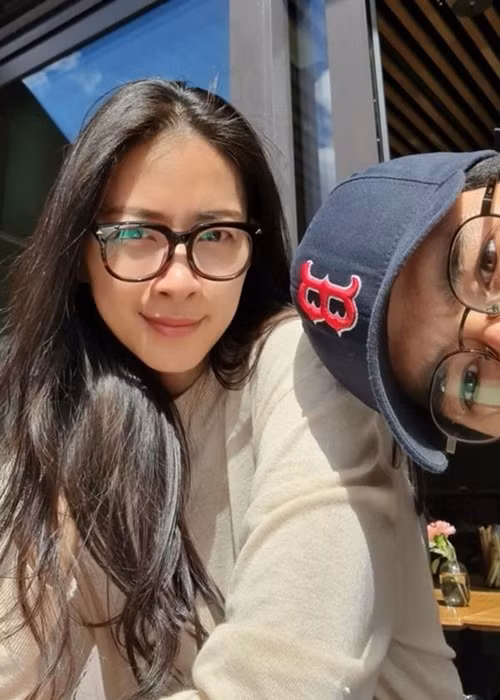 Mới đây, Ngô Thanh Vân và Huy Trần khoe ảnh cận mặt nửa kia trên trang cá nhân. Trước đó, cặp đôi chị em chỉ úp mở hình ảnh của nhau.