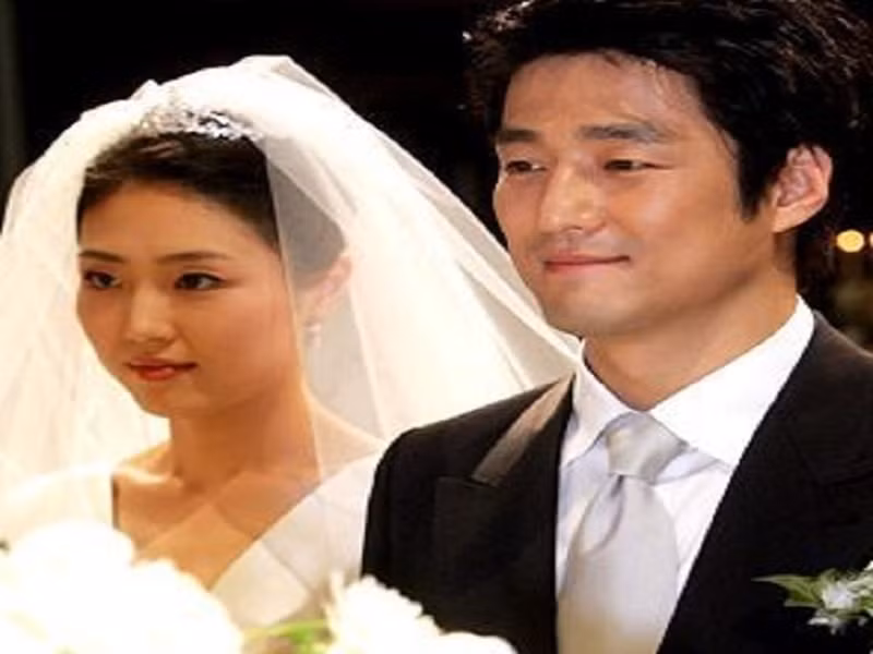 Ji Jin Hee gặp gỡ Lee Soo Yeon - một nữ thiết kế đồ họa khi anh là một nhiếp ảnh gia, chưa bước chân vào showbiz. Cả hai yêu nhau 6 năm thì làm đám cưới. Hôn lễ của Ji Jin Hee diễn ra chỉ một vài tháng sau khi “Nàng Dae Jang Geum” hoàn thành. Sau gần 20 năm gắn bó, vợ chồng nam diễn viên có hai người con chung. Ảnh: Zing