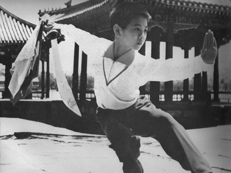 Theo Zing, Lý Liên Kiệt tập wushu từ năm 8 tuổi. Hơn 10 tuổi, anh được mệnh danh là "thần đồng võ thuật" khi là cái tên quen thuộc của các giải đấu võ thuật, nhiều lần thuộc đoàn đại diện của Trung Quốc sang Mỹ biểu diễn, hai lần vinh dự được gặp Tổng thống Mỹ thời kỳ đó. Ảnh: Zing