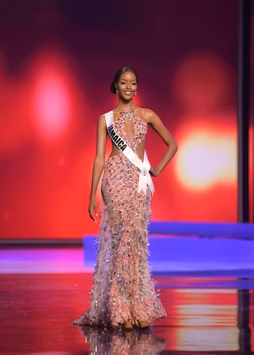 Top 20 còn có Miqueal-Symone Williams - Hoa hậu Hoàn vũ Jamaica.