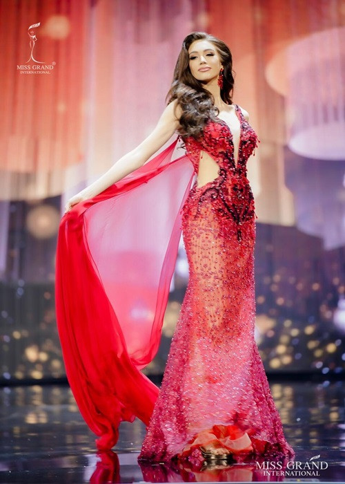 Hoa hậu Hòa bình CH Czech - Denisa Spergerova là một trong 10 cô gái đầu tiên có mặt trong top 20 chung cuộc.