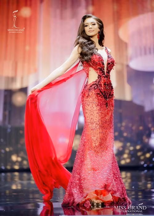 Hoa hậu Hòa bình CH Czech - Denisa Spergerova là một trong 10 cô gái đầu tiên có mặt trong top 20 chung cuộc.