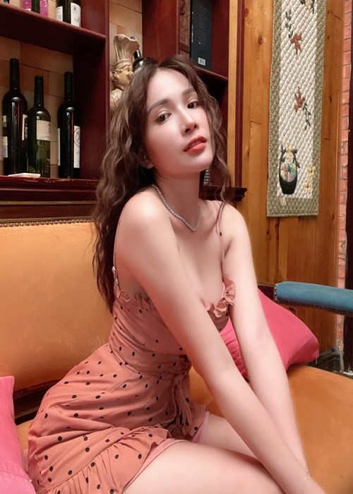 Khả Như mặc gợi cảm hút mắt ở đời thường.