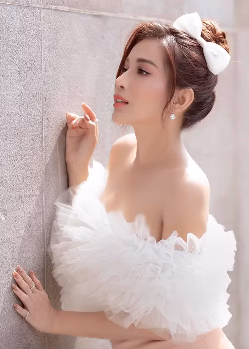 Nữ diễn viên sinh năm 1987 vẫn chưa lập gia đình. Khả Như khá lận đận trong đường tình duyên. Cô từng yêu một người trong một năm. Dù định làm đám cưới nhưng cô và bạn trai chia tay vì Khả Như không muốn lấy chồng nữa. Lên Sài Gòn, Khả Như quen tiếp một người khác trong 5 năm. Đến khi sắp kết hôn, nữ diễn viên sợ hôn nhân không hạnh phúc nên chia tay. Diễn viên Khương Ngọc là mối tình thứ tư của Khả Như. Cả hai hẹn hò vào cuối năm 2015. 1 năm sau, Khả Như chia tay Khương Ngọc.