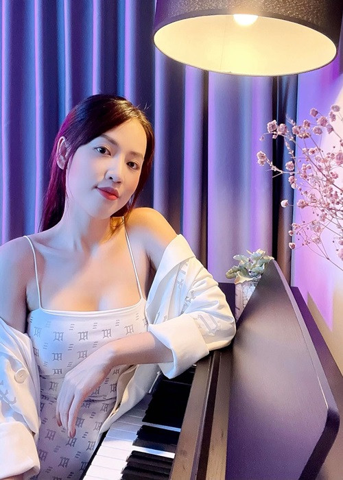 Puka từng kể, năm 22 tuổi, cô có mối tình đầu tiên. Nửa kia của cô là một người đàn ông hơn tuổi, đẹp trai, là nghệ sĩ có tiếng tăm thời ấy. Bỗng một ngày, cô đọc được tin bạn trai sắp kết hôn ở trên mặt báo.