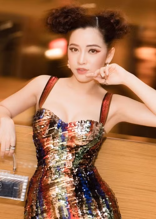 Puka sinh năm 1990, kém Nam Thư và Khả Như 3 tuổi. Cô sở hữu nhan sắc ngọt ngào.