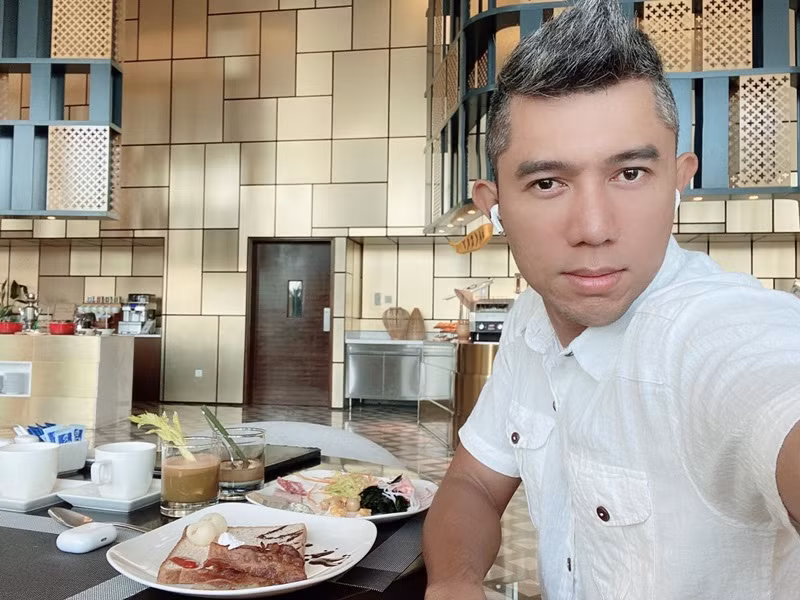 Theo Vietnamnet, Lương Bằng Quang và bạn gái ban đầu ở khách sạn 5 sao nhưng chỉ được 3 ngày phải chuyển chỗ ở do không chuẩn bị đủ kinh phí để ở khách sạn lớn lâu ngày.