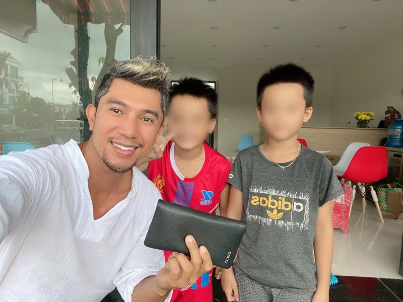 Lương Bằng Quang phủ nhận nghi vấn vất vả mưu sinh khi làm việc tại khách sạn.