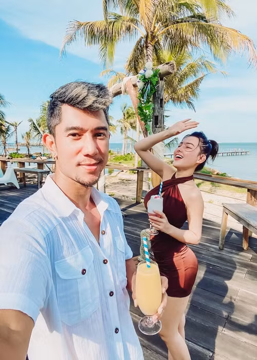 Cặp đôi đang ở một khách sạn nhỏ ở xa trung tâm du lịch nên giá thuê rẻ.