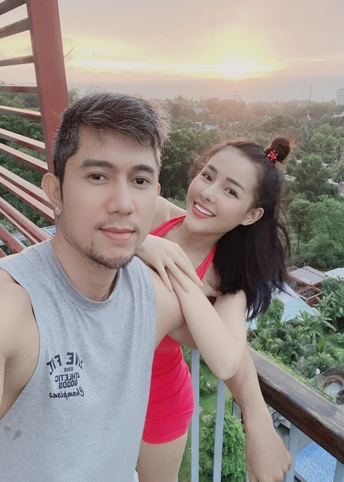 Một ngày của Lương Bằng Quang là dạy học online 6 tiếng/ngày, làm việc ở khách sạn và dành thời gian cho bạn gái. Nam nhạc sĩ chia sẻ, có lẽ đây là khoảng thời gian hạnh phúc nhất của anh và Ngân 98. "Hai đứa mỗi ngày ở đây đều sinh hoạt rất tuyệt vời. Cùng nhau dậy sớm sáng quét dọn nhà cửa, mỗi đứa một công việc. Tôi xuống lễ tân làm, trưa lên phòng cùng bạn gái nấu ăn. Xong tôi lại dạy học, còn cô ấy tập thể dục. Chiều hai đứa chở nhau đi chợ mua đồ. Tối chúng tôi cũng cùng nhau ăn tối và nằm xem phim cùng nhau", anh kể. Ảnh: Vietnamnet