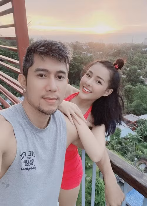 Một ngày của Lương Bằng Quang là dạy học online 6 tiếng/ngày, làm việc ở khách sạn và dành thời gian cho bạn gái. Nam nhạc sĩ chia sẻ, có lẽ đây là khoảng thời gian hạnh phúc nhất của anh và Ngân 98. "Hai đứa mỗi ngày ở đây đều sinh hoạt rất tuyệt vời. Cùng nhau dậy sớm sáng quét dọn nhà cửa, mỗi đứa một công việc. Tôi xuống lễ tân làm, trưa lên phòng cùng bạn gái nấu ăn. Xong tôi lại dạy học, còn cô ấy tập thể dục. Chiều hai đứa chở nhau đi chợ mua đồ. Tối chúng tôi cũng cùng nhau ăn tối và nằm xem phim cùng nhau", anh kể. Ảnh: Vietnamnet