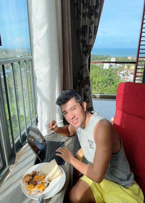 Cách đây ít ngày, Lương Bằng Quang bị lừa. Anh tiết lộ: "Có lẽ biết chúng tôi bị kẹt lại ở Phú Quốc nên có người gọi điện tới, nói là người của một công ty vận tải lữ hành, nói có chuyến bay đặc biệt, "giải cứu" người bị kẹt ở các khu du lịch và đưa về Sài Gòn. Họ ra giá 8 triệu đồng cho 1 vé về Sài Gòn và yêu cầu chuyển khoản ngay. Nhưng rất may là tôi tỉnh táo, tôi tra thông tin của công ty thì không thấy có trên mạng, lại tìm hiểu thì biết tất cả đường bay nội địa đều đã ngưng hoạt động nên tôi không sập bẫy. Chứ giữa lúc khó khăn này mà còn bị lừa thêm 16 triệu thì có lẽ là đau lắm". Ảnh: Vietnamnet