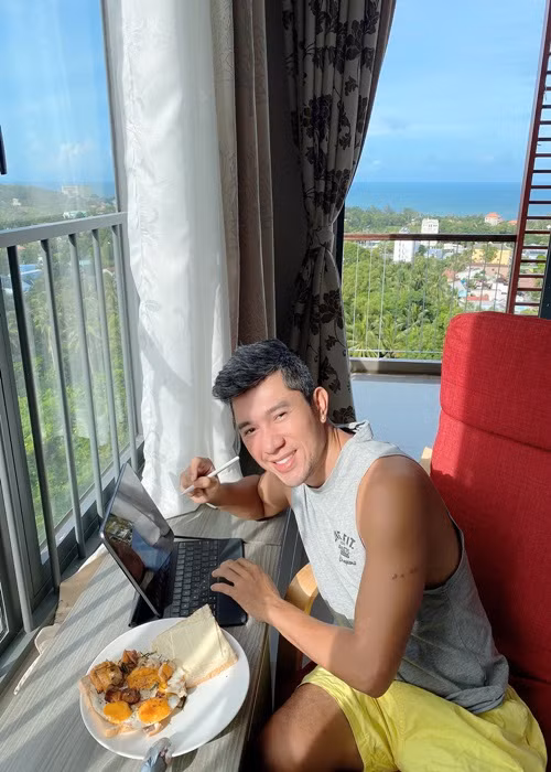 Cách đây ít ngày, Lương Bằng Quang bị lừa. Anh tiết lộ: "Có lẽ biết chúng tôi bị kẹt lại ở Phú Quốc nên có người gọi điện tới, nói là người của một công ty vận tải lữ hành, nói có chuyến bay đặc biệt, "giải cứu" người bị kẹt ở các khu du lịch và đưa về Sài Gòn. Họ ra giá 8 triệu đồng cho 1 vé về Sài Gòn và yêu cầu chuyển khoản ngay. Nhưng rất may là tôi tỉnh táo, tôi tra thông tin của công ty thì không thấy có trên mạng, lại tìm hiểu thì biết tất cả đường bay nội địa đều đã ngưng hoạt động nên tôi không sập bẫy. Chứ giữa lúc khó khăn này mà còn bị lừa thêm 16 triệu thì có lẽ là đau lắm". Ảnh: Vietnamnet