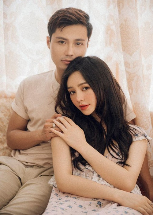 Khi đóng “Đừng bắt em phải quên”, Quỳnh Kool và Thanh Sơn vướng nghi vấn phim giả tình thật. Về tin đồn tình cảm với Quỳnh Kool, Thanh Sơn từng chia sẻ: "Có nhiều người sau khi biết chuyện đẩy thuyền cho Sơn và Quỳnh, nhiều ý kiến nói rằng mình có vợ rồi sao lại đẩy thuyền như vậy. Là đồng nghiệp trong giới với nhau Quỳnh hoàn toàn biết việc mình đã ly hôn. Thực ra không có vấn đề gì nhé, chỉ là cả hai đứa cùng đang độc thân nên diễn với nhau nó ngọt hơn nhưng không yêu nhau, phim thật tình giả!". Ảnh: VTV