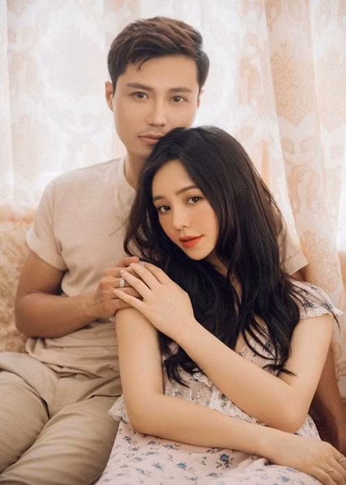 Khi đóng “Đừng bắt em phải quên”, Quỳnh Kool và Thanh Sơn vướng nghi vấn phim giả tình thật. Về tin đồn tình cảm với Quỳnh Kool, Thanh Sơn từng chia sẻ: "Có nhiều người sau khi biết chuyện đẩy thuyền cho Sơn và Quỳnh, nhiều ý kiến nói rằng mình có vợ rồi sao lại đẩy thuyền như vậy. Là đồng nghiệp trong giới với nhau Quỳnh hoàn toàn biết việc mình đã ly hôn. Thực ra không có vấn đề gì nhé, chỉ là cả hai đứa cùng đang độc thân nên diễn với nhau nó ngọt hơn nhưng không yêu nhau, phim thật tình giả!". Ảnh: VTV