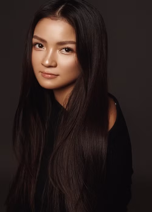 Thủy Top tốt nghiệp với tấm bằng cử nhân xuất sắc về ngành truyền thông ở trường St Francis College, New York (Mỹ). Về nước, Thủy Top là CEO, đồng thời là người sáng lập một công ty truyền thông giải trí.