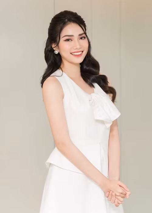 Với thành tích học tập xuất sắc, Phương Anh được tuyển thẳng vào Đại học Ngoại thương và Đại học Bách khoa TP.HCM. Tuy nhiên, mỹ nhân học giỏi này quyết định chọn học Đại học RMIT.