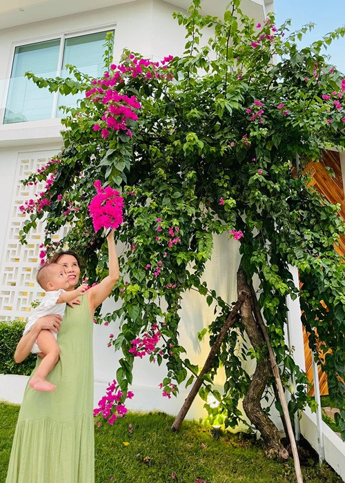 Bà Ngọc Hương sinh năm 1957 tại Huế. Sau khi kết hôn, sinh con, bà cùng chồng chuyển vào Quảng Bình lập nghiệp. Mẹ ruột Hà Hồ từng có khoảng thời gian làm việc trong lĩnh vực ngân hàng.