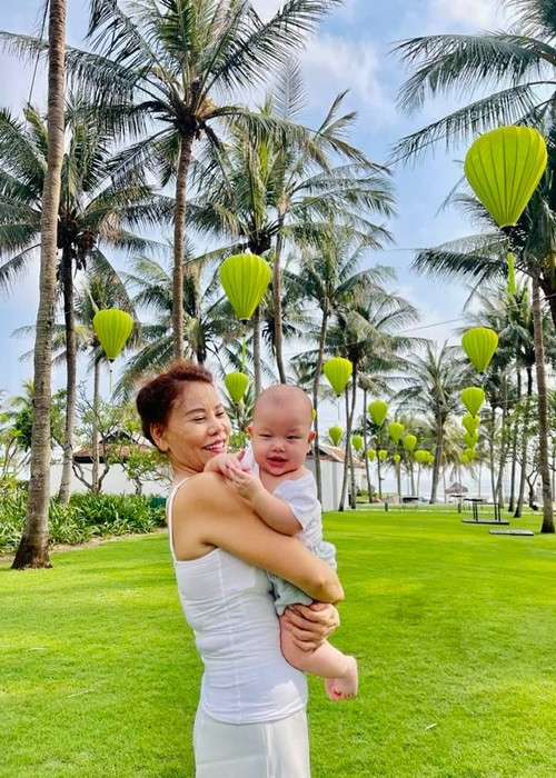 Ở tuổi xế chiều, bà Ngọc Hương dành nhiều thời gian chăm sóc các cháu, trong đó có cặp song sinh Lisa và Leon của Hà Hồ.