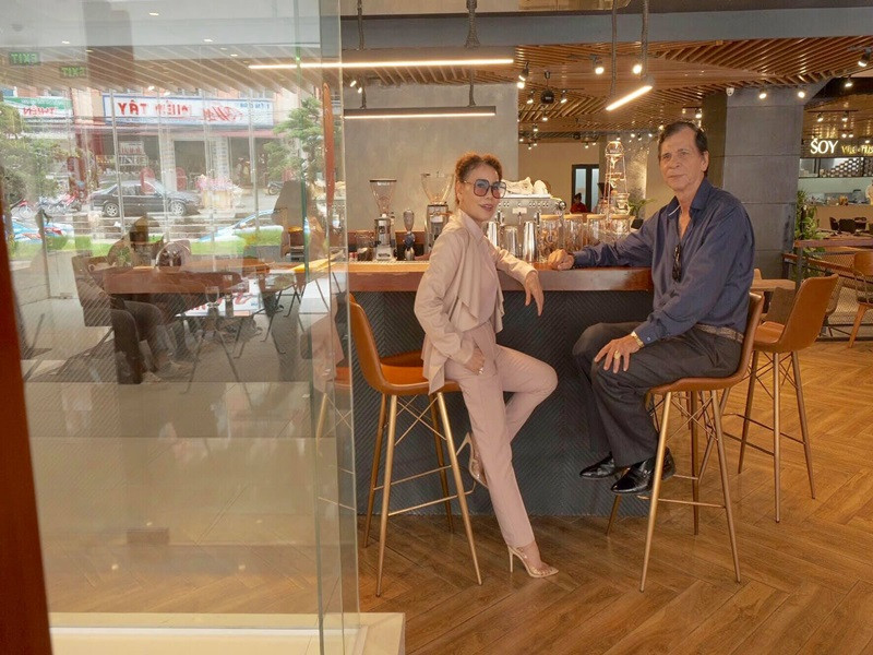 Bà ngoại của bé Subeo thời thượng không kém gì con gái nổi tiếng.