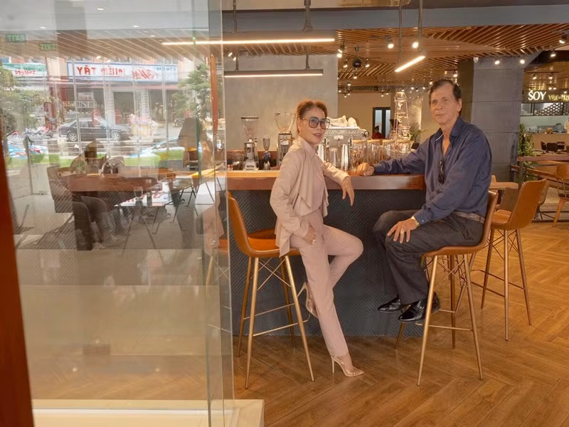 Bà ngoại của bé Subeo thời thượng không kém gì con gái nổi tiếng.