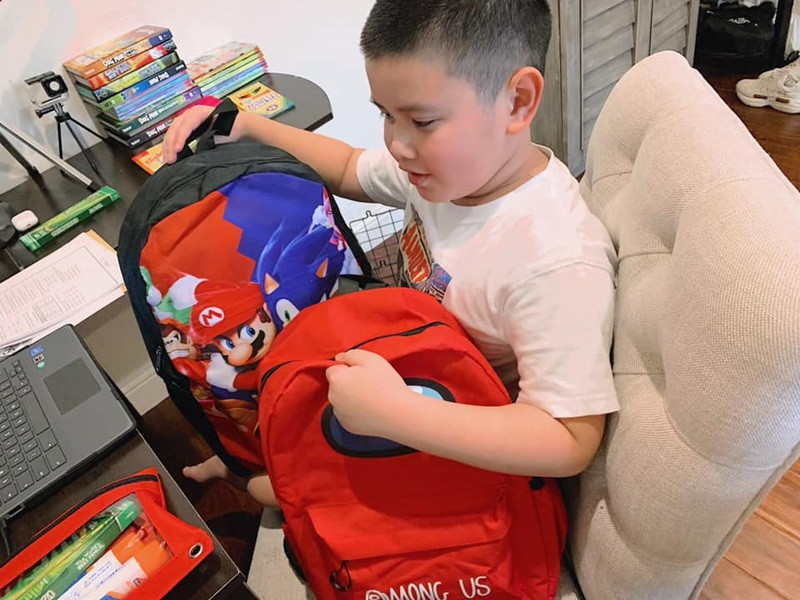 Bé Gia Phúc thường nhắn tin với mẹ bằng tiếng Anh.