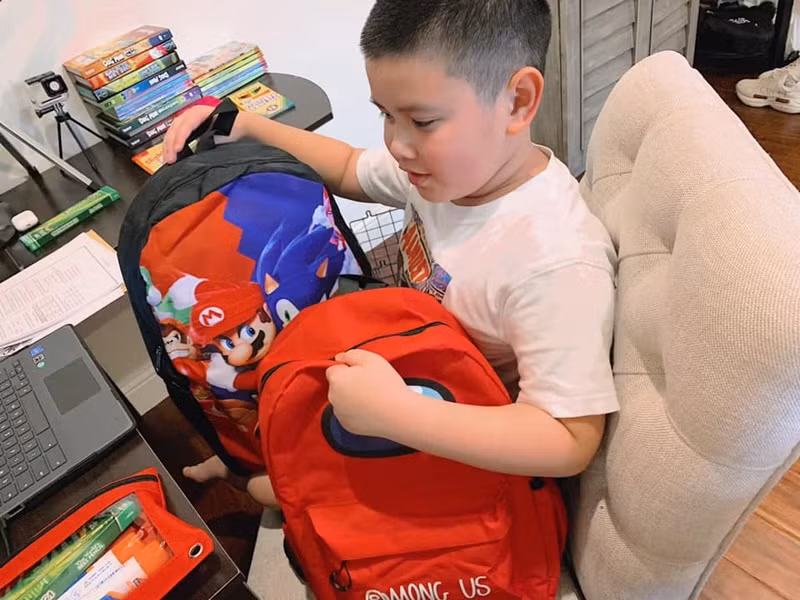 Bé Gia Phúc thường nhắn tin với mẹ bằng tiếng Anh.