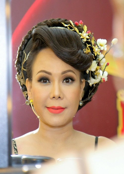 Sau khi ly hôn, Việt Hương và chồng cũ vẫn giữ mối quan hệ tốt đẹp. Việt Hương kể, cô coi đạo diễn Nguyễn Quang Minh như một quân sư trong nghề cho mình nên đều xin ý kiến anh mỗi lần nhận được lời mời đóng phim, diễn kịch ở Việt Nam.