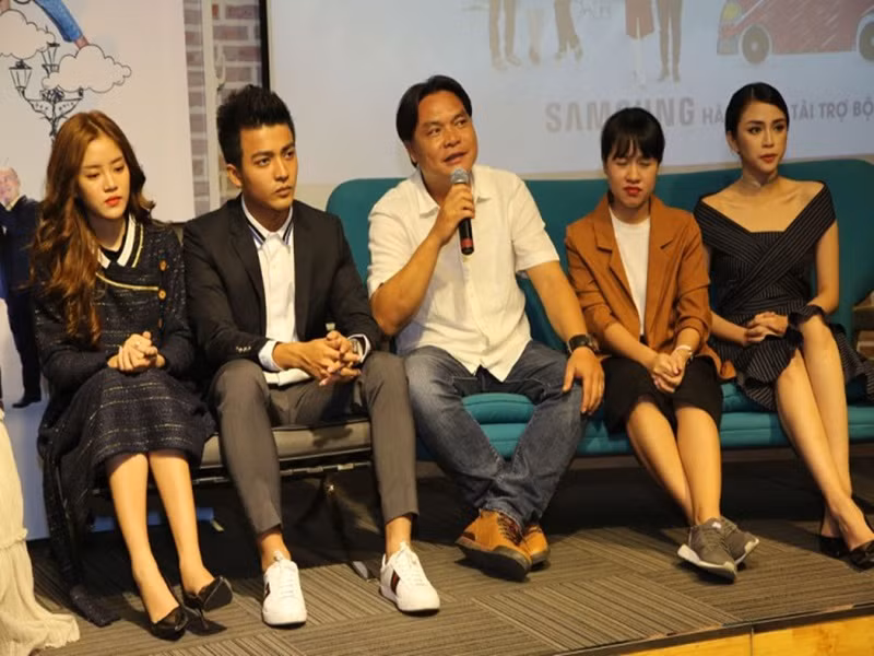 Trong vai trò đạo diễn, chồng cũ Việt Hương từng thực hiện phim: “Hello Cô Ba”, “Tiểu thư đi học”, “Cơm tấm tình yêu”, “Cuộc chiến vô nghĩa”, “Bánh mì ông Màu”, “Nước mắt chảy ngược”. Giống Việt Hương, đạo diễn Quang Minh đã tái hôn. Ảnh: Sandien24h