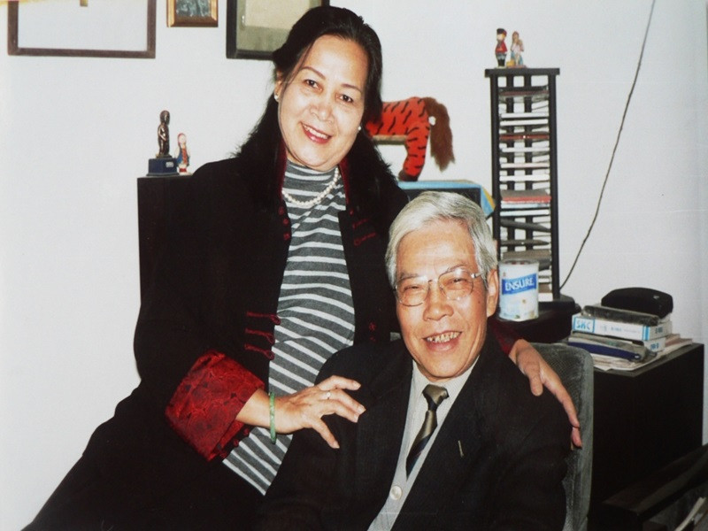 Kỷ niệm mà nghệ sĩ Ngọc Lan nhớ mãi là khi đến trước cửa điện Kremli thì bà vô tình bị một hạt bụi khá lớn rơi vào mắt. Vì dụi mãi hạt bụi vẫn không ra nên đành phải nhờ họa sĩ Mạnh Lân thổi hộ. Ảnh: Thế giới điện ảnh