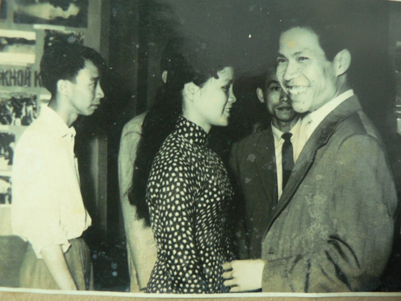 Họa sĩ Mạnh Lân được phân công làm phiên dịch cho nghệ sĩ Ngọc Lan nên cả hai có nhiều cơ hội trò chuyện. Nghệ sĩ Ngọc Lan chia sẻ trên Dân Trí, lần đầu gặp họa sĩ Mạnh Lân, bà không có chút cảm tình vì ông là người kín đáo, lạnh lùng và hơi khó tính. Ảnh: Thế giới điện ảnh