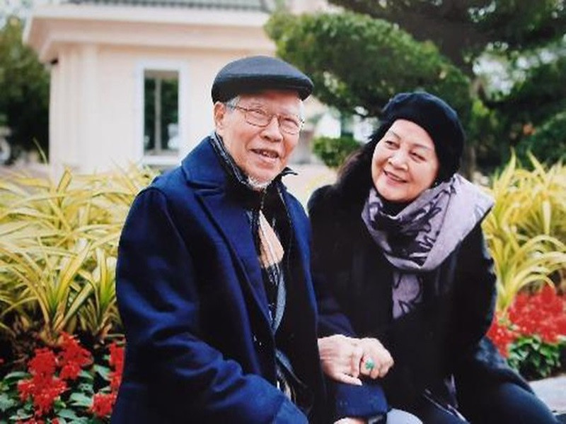 Trên Thế giới điện ảnh, NSND Ngọc Lan chia sẻ, khi mới lấy nhau, dù cuộc sống không ít khó khăn vất vả nhưng vợ chồng bà đều chịu thương chịu khó. Hằng đêm, họa sĩ Mạnh Lân thắp đèn dầu tới 12 giờ đêm vẽ minh họa cho các báo để kiếm tiền nuôi con. Còn nghệ sĩ Ngọc Lan, khi vừa sinh con gái đầu lòng được 5,6 tháng đã có người đến mời đi đóng phim. Nhiều khi đi làm mà con nhỏ không ai trông, bà phải mang con đi theo. Ảnh: An ninh thủ đô