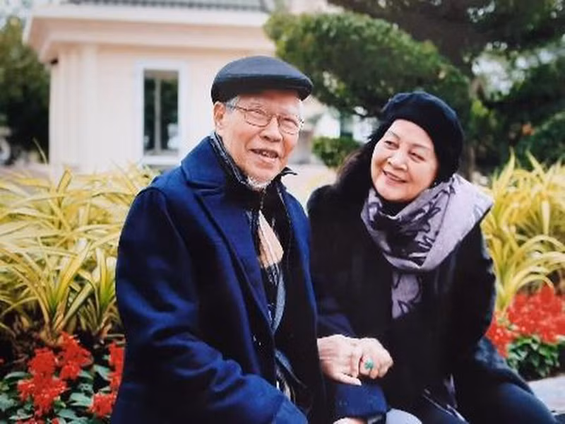 Trên Thế giới điện ảnh, NSND Ngọc Lan chia sẻ, khi mới lấy nhau, dù cuộc sống không ít khó khăn vất vả nhưng vợ chồng bà đều chịu thương chịu khó. Hằng đêm, họa sĩ Mạnh Lân thắp đèn dầu tới 12 giờ đêm vẽ minh họa cho các báo để kiếm tiền nuôi con. Còn nghệ sĩ Ngọc Lan, khi vừa sinh con gái đầu lòng được 5,6 tháng đã có người đến mời đi đóng phim. Nhiều khi đi làm mà con nhỏ không ai trông, bà phải mang con đi theo. Ảnh: An ninh thủ đô