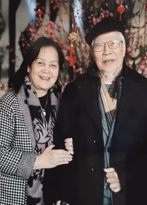 Bà cho biết, vợ chồng bà đã sống với nhau rất nhiều năm nhưng tình cảm vẫn như xưa, vẫn rất yêu nhau. Ảnh: Người đưa tin