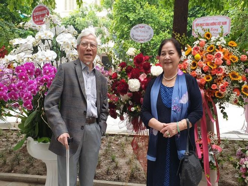 Trước ngày trở về nước, nghệ sĩ Ngọc Lan bị ốm, phải nằm lại bệnh viện cách Matxcova 10km và cách ly trong phòng kính. Một buổi sáng, bà nhìn thấy họa sĩ Ngô Mạnh Lân. Ông đã quyết định hủy vé để ở lại chờ bà cùng về. Tháng 12/1962, cả hai tổ chức đám cưới tại Hà Nội. Ảnh: An ninh thủ đô