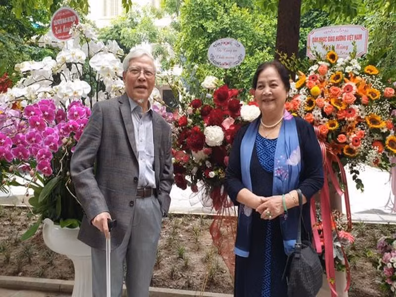 Trước ngày trở về nước, nghệ sĩ Ngọc Lan bị ốm, phải nằm lại bệnh viện cách Matxcova 10km và cách ly trong phòng kính. Một buổi sáng, bà nhìn thấy họa sĩ Ngô Mạnh Lân. Ông đã quyết định hủy vé để ở lại chờ bà cùng về. Tháng 12/1962, cả hai tổ chức đám cưới tại Hà Nội. Ảnh: An ninh thủ đô