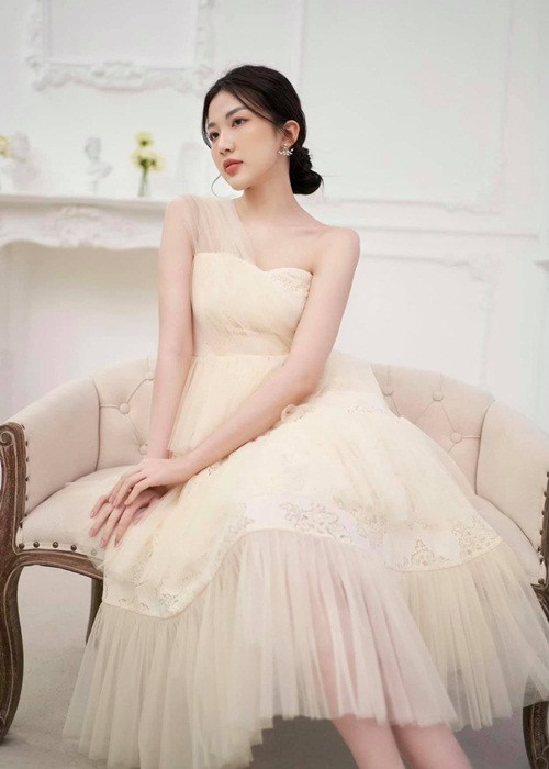 Lương Thanh cho biết, hiện tại chưa nghĩ đến chuyện yêu đương mà chỉ muốn ưu tiên, tập trung cho sự nghiệp và dành thời gian cho gia đình, người thân nhiều hơn.