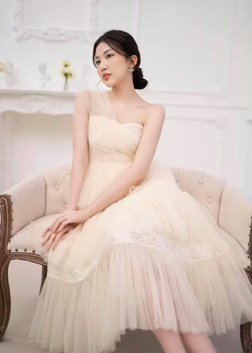 Lương Thanh cho biết, hiện tại chưa nghĩ đến chuyện yêu đương mà chỉ muốn ưu tiên, tập trung cho sự nghiệp và dành thời gian cho gia đình, người thân nhiều hơn.