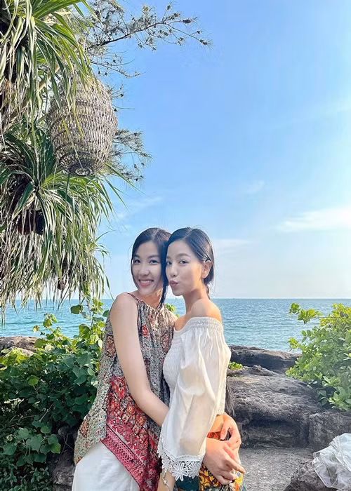 Lương Thanh chia sẻ: "Nhiều người thấy 2 chị em hay quan tâm nhau, nhiều khi những hành động nhỏ rồi tưởng yêu nhau. Nhưng 2 chị em chỉ biết cười thôi. Vì chúng mình rất “thẳng” nha".