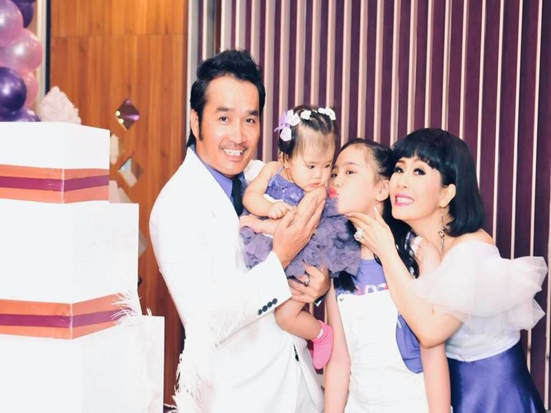 Năm 2018, Kiều Oanh và Hoàng Nhất đón cô con gái chung chào đời. Kiều Oanh cho biết, ông xã luôn lo lắng, chăm sóc cho các con. Nữ diễn viên còn xúc động vì Hoàng Nhất yêu thương con riêng của cô như con ruột. Ảnh: Vietnamnet