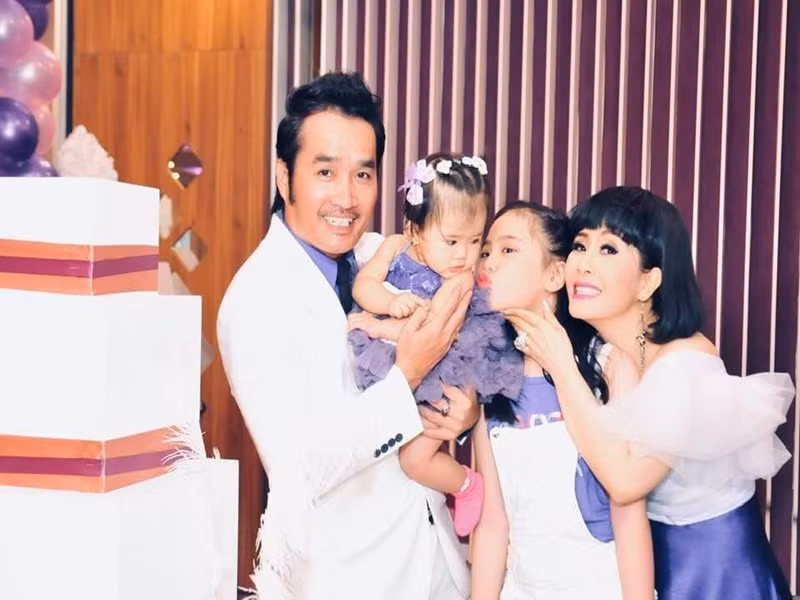 Năm 2018, Kiều Oanh và Hoàng Nhất đón cô con gái chung chào đời. Kiều Oanh cho biết, ông xã luôn lo lắng, chăm sóc cho các con. Nữ diễn viên còn xúc động vì Hoàng Nhất yêu thương con riêng của cô như con ruột. Ảnh: Vietnamnet