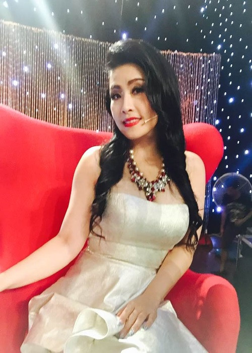 Ở tuổi 47, Kiều Oanh vẫn trẻ trung, gợi cảm và luôn cố gắng tránh xa thị phi.