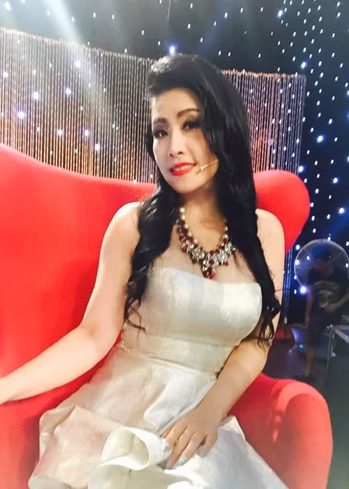 Ở tuổi 47, Kiều Oanh vẫn trẻ trung, gợi cảm và luôn cố gắng tránh xa thị phi.