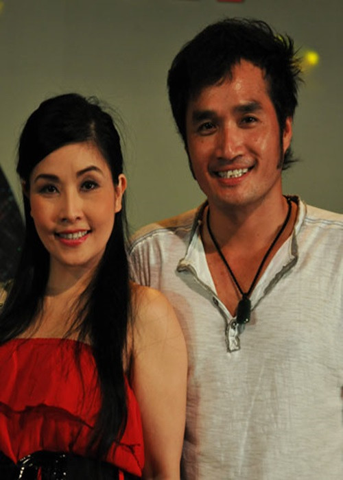 Sau khi ly hôn Lê Huỳnh, Kiều Oanh gắn bó với nghệ sĩ cải lương Hoàng Nhất. Trong cuộc phỏng vấn năm 2017 với Zing, Kiều Oanh cho biết, cô và chồng là bạn từ 13 năm trước. Cả hai đã quay nhiều cuốn băng cải lương với nhau nhưng không yêu nhau như tin đồn. Khi biết Kiều Oanh ly hôn lần 2, Hoàng Nhất đã gọi điện, hỏi thăm. Ảnh: Người lao động