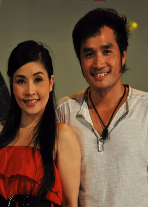 Sau khi ly hôn Lê Huỳnh, Kiều Oanh gắn bó với nghệ sĩ cải lương Hoàng Nhất. Trong cuộc phỏng vấn năm 2017 với Zing, Kiều Oanh cho biết, cô và chồng là bạn từ 13 năm trước. Cả hai đã quay nhiều cuốn băng cải lương với nhau nhưng không yêu nhau như tin đồn. Khi biết Kiều Oanh ly hôn lần 2, Hoàng Nhất đã gọi điện, hỏi thăm. Ảnh: Người lao động