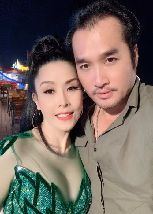 Kể từ khi gắn bó với Hoàng Nhất, Kiều Oanh ít diễn hài để đi hát tân cổ giao duyên cùng chồng.