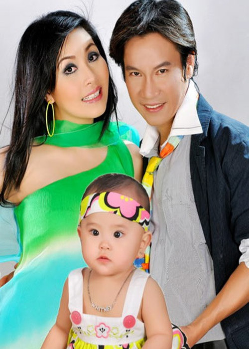 Kiều Oanh tái hôn cùng danh hài Lê Huỳnh năm 2007. Chỉ sau 3 tháng kết hôn, nữ diễn viên vỡ òa vì có tin vui. Những tưởng cô sẽ có cuộc sống ngày càng hạnh phúc thì năm 2013, Kiều Oanh và Lê Huỳnh ly hôn. Ảnh: Người lao động