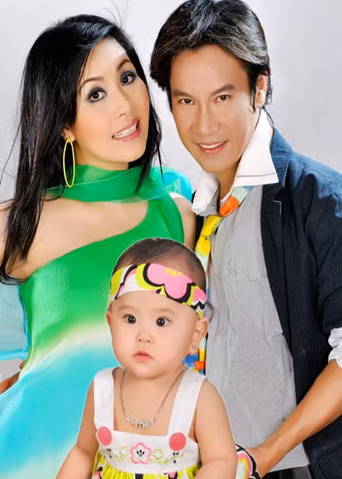 Kiều Oanh tái hôn cùng danh hài Lê Huỳnh năm 2007. Chỉ sau 3 tháng kết hôn, nữ diễn viên vỡ òa vì có tin vui. Những tưởng cô sẽ có cuộc sống ngày càng hạnh phúc thì năm 2013, Kiều Oanh và Lê Huỳnh ly hôn. Ảnh: Người lao động