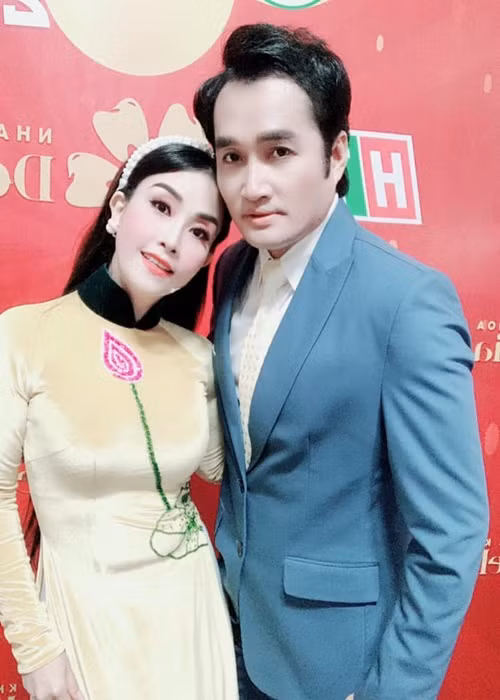 Cô chia sẻ: “8 năm về trước, khi đi diễn hài, Kiều Oanh thường dành thời gian đêm giao thừa để lo cho gia đình, nhưng từ sau khi gắn bó với Hoàng Nhất, cả hai luôn đồng hành cùng nhau, đi diễn trực tiếp, luôn có nhau trong niềm vui nghề nghiệp và trong hạnh phúc gia đình”.